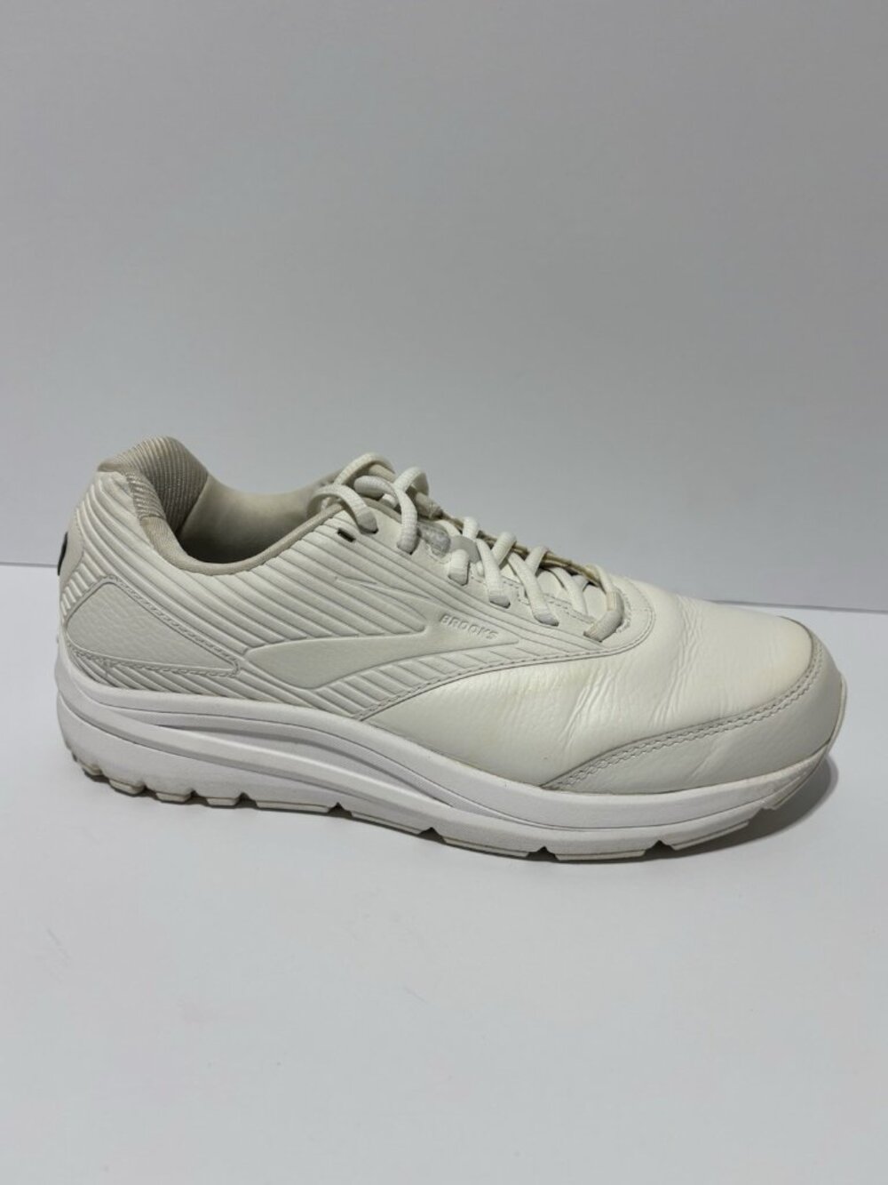 Brooks Men’s Addiction Walker 2, White Leather Sneakers, Size 8.5 Wide